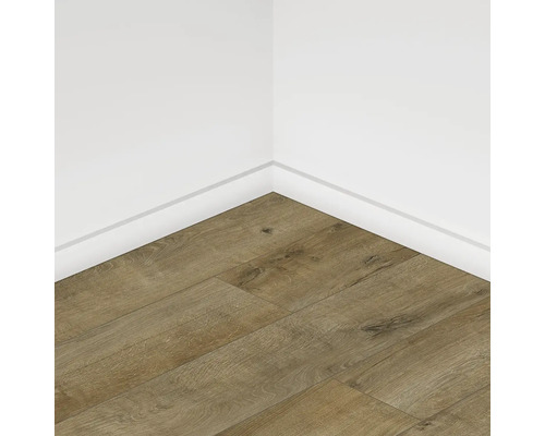 Položená laminátová podlaha so vzhľadom dreva v rohu miestnosti