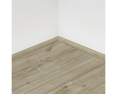 Roh miestnosti s laminátovou podlahou a soklovou lištou