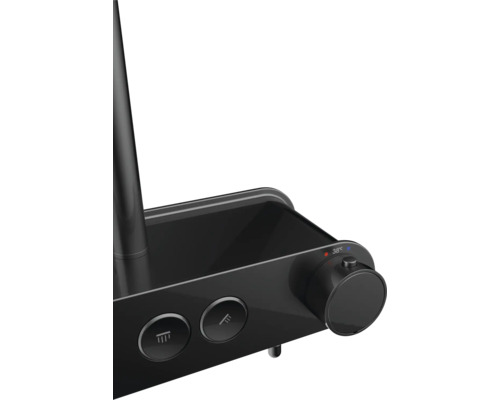 Detailný pohľad na sprchový systém s ovládacími prvkami na reguláciu teploty a typu prúdu.