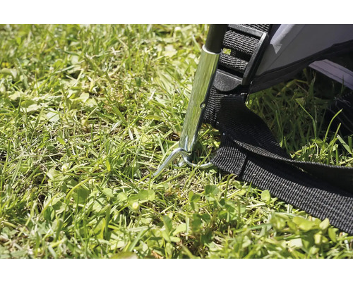 Detail kotvy stanu v tráve.