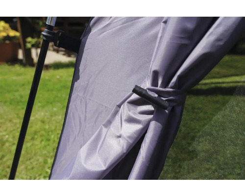 Detailný pohľad na altánok so závesom a rámom