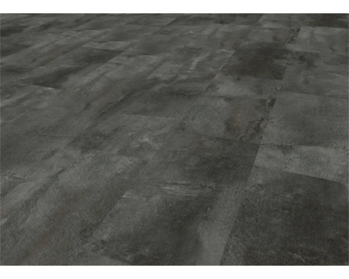 Položená podlaha s dlaždicami vo vzhľade kameňa.