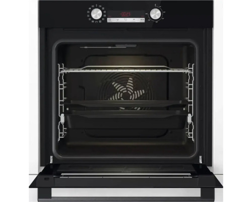 Vnútorný pohľad na vstavanú rúru s roštom a plechom na pečenie