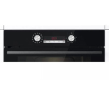 Pohľad spredu na čiernu rúru s ovládacími prvkami a digitálnym displejom