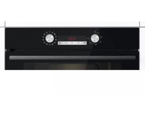 Pohľad spredu na čiernu rúru s ovládacími prvkami a digitálnym displejom