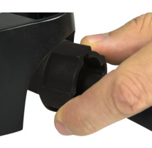 Detailný záber osoby otáčajúcej čierny upevňovací gombík