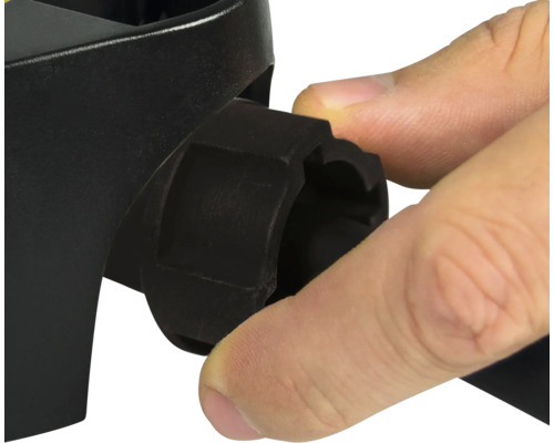 Detailný záber osoby otáčajúcej čierny upevňovací gombík