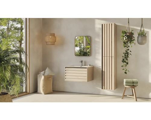 Svetlá kúpeľňa s umývadlom, zrkadlovou skrinkou a závesnými kvetináčmi na rastliny