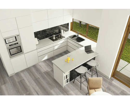 Svetlá kuchyňa s kuchynskou linkou, kuchynským ostrovčekom, drezom, sporákom a oknom