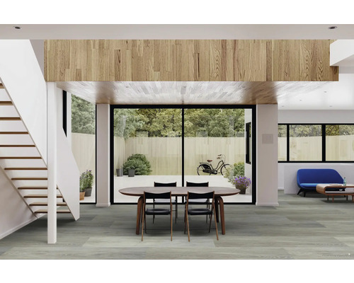 Svetlá, moderná obývacia izba so schodiskom, veľkým oknom, jedálenským stolom a drevenou podlahou