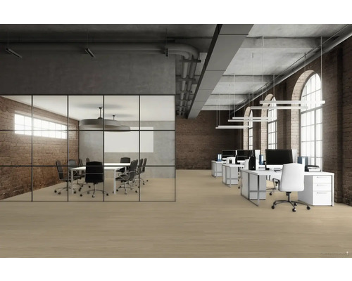 Kancelársky priestor s konferenčnou miestnosťou, stolmi a kancelárskymi stoličkami