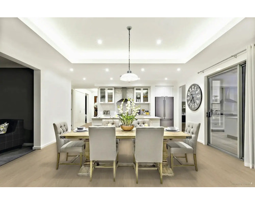 Svetlá jedáleň s dreveným stolom, stoličkami a priľahlou kuchyňou.