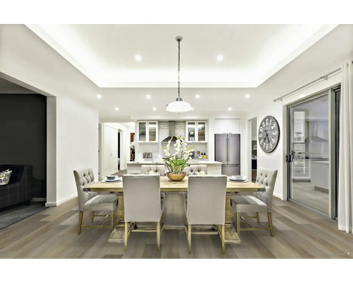 Svetlá jedáleň s dreveným stolom, čalúnenými stoličkami a otvorenou kuchyňou