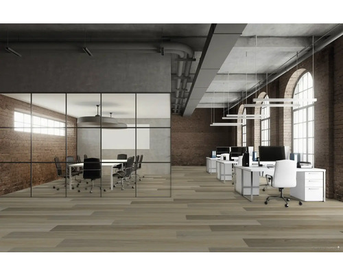 Kancelária s konferenčným stolom, písacími stolmi a kancelárskymi stoličkami