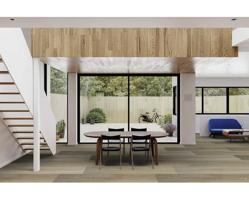 Svetlá obývacia izba s drevenou podlahou, jedálenským stolom, schodiskom a výhľadom do záhrady