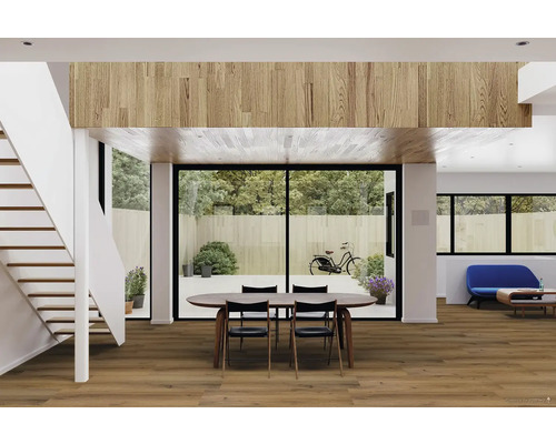 Svetlá obývacia izba s drevenou podlahou, jedálenským stolom, schodiskom a výhľadom do záhrady