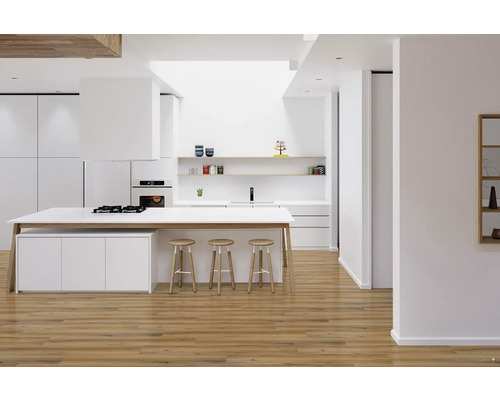 Moderná kuchyňa s varným ostrovom, bielymi skrinkami a drevenými stoličkami.