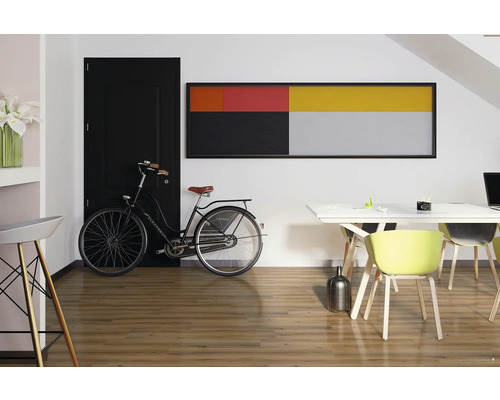 Obývacia izba s bicyklom, stolom, stoličkami, dverami a nástennou maľbou