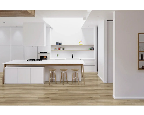 Svetlá kuchyňa s kuchynským ostrovom, barovými stoličkami a modernými spotrebičmi.