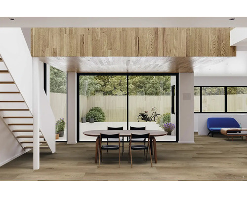 Svetlý, otvorený obývací priestor s drevenou podlahou, jedálenským stolom a schodiskom