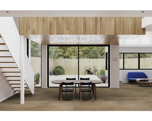 Svetlá obývacia izba so schodiskom, jedálenským stolom, stoličkami, pohovkou a veľkým oknom s výhľadom do záhrady