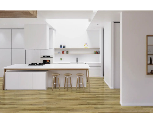 Svetlá, moderná kuchyňa s kuchynským ostrovom, bielymi skrinkami a drevenými podlahami.