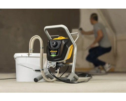 Striekacie zariadenie s vedrom farby na vnútorné nátery