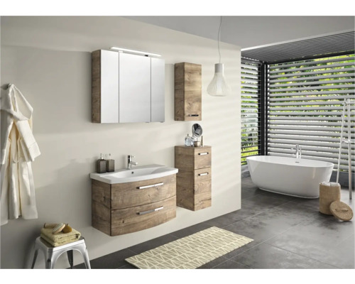 Kúpeľňa s umývadlom, zrkadlovou skrinkou, vysokou skrinkou a vaňou vo svetlom a organizovanom štýle