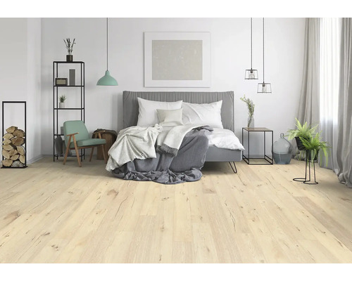 Moderná spálňa s drevenou podlahou, posteľou a minimalistickou výzdobou