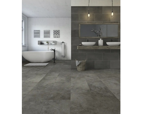 Moderná kúpeľňa s voľne stojacou vaňou, umývadlom a sivou dlažbou