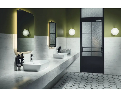 Kúpeľňa s umývadlom, zrkadlom, svietidlami a dverami so sklenenou výplňou.