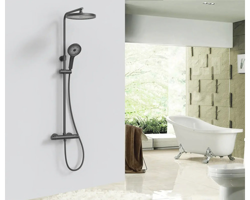 Sprchový stĺp s hlavovou a ručnou sprchou v kúpeľňovom prostredí s vaňou a toaletou