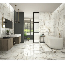 Svetlá kúpeľňa s mramorovými obkladmi na podlahe a stenách, vaňou a umývadlom