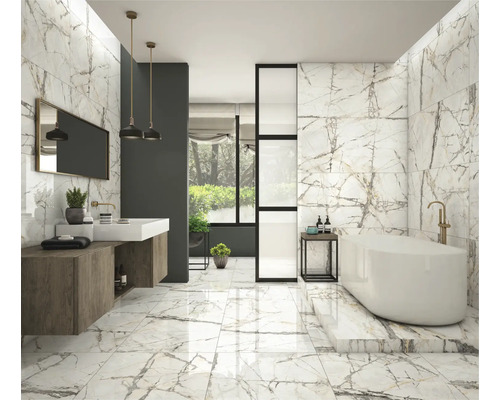 Svetlá kúpeľňa s mramorovými obkladmi na podlahe a stenách, vaňou a umývadlom