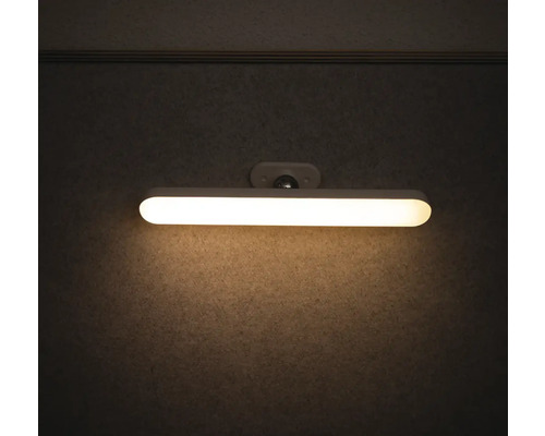 Svietiace LED nástenné svietidlo do interiéru