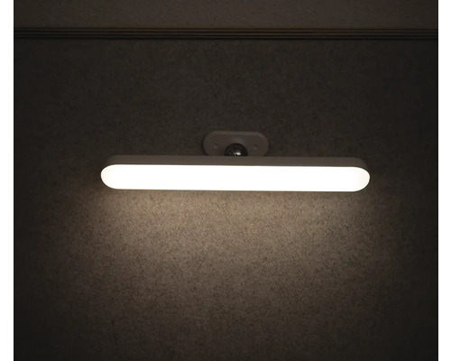 Nástenné svietidlo so snímačom pohybu na stene