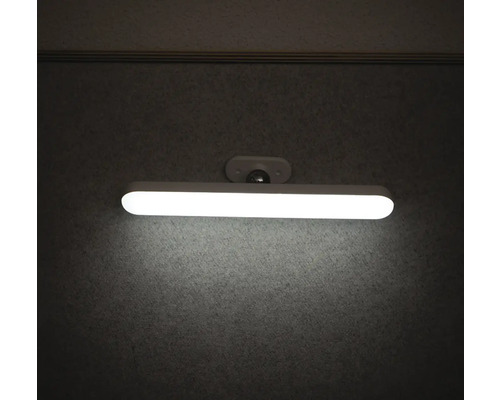 Svietiace LED nástenné svietidlo