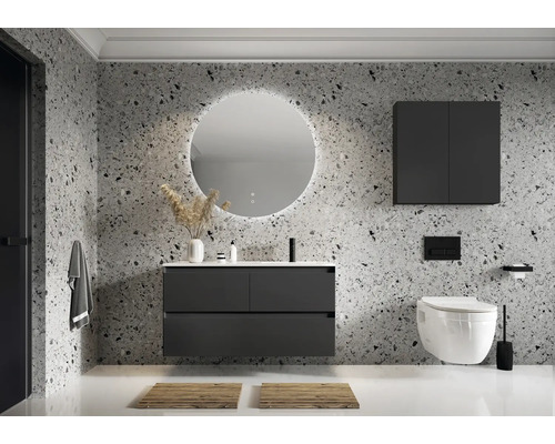 Moderná kúpeľňa s umývadlom, zrkadlom, závesnou skrinkou a toaletou pred vzorovanou stenou