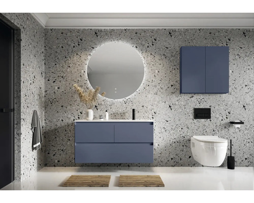 Moderná kúpeľňa s modrým umývadlom, zrkadlovou skrinkou a okrúhlym zrkadlom s osvetlením