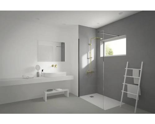 Svetlá kúpeľňa s umývadlom, sprchou, zrkadlom a držiakom na uteráky