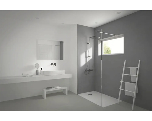 Kúpeľňa so sprchovacím kútom, umývadlom, zrkadlom a rebríkom na uteráky