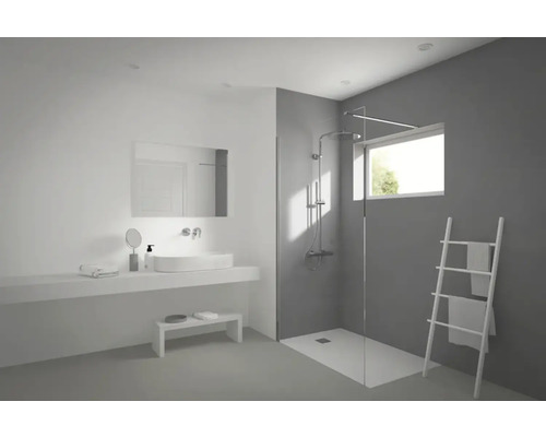 Svetlá kúpeľňa so sprchou, umývadlom a rebríkom na uteráky