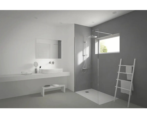 Svetlá kúpeľňa so sprchou, umývadlom, zrkadlom a držiakom na uteráky