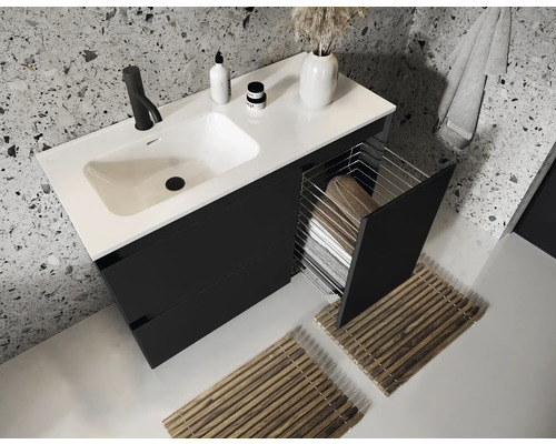 Moderná kúpeľňa s umývadlovou skrinkou, umývadlom, batériou a košom na bielizeň.