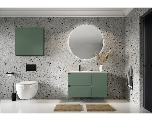 Moderná kúpeľňa s umývadlom, zrkadlovou skrinkou, toaletou a okrúhlym zrkadlom s osvetlením