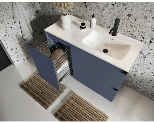 Moderná kúpeľňa s umývadlovou skrinkou, držiakom na uteráky a úložným priestorom