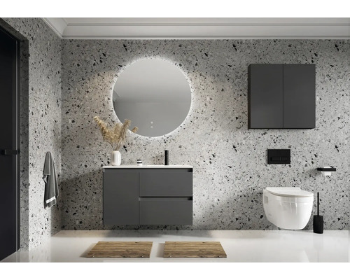 Moderná kúpeľňa s umývadlovou skrinkou, zrkadlovou skrinkou a závesným WC pred stenou so vzorom