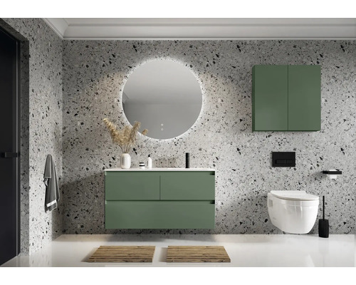 Moderná kúpeľňa s umývadlom, zrkadlom, nástennou skrinkou a toaletou.