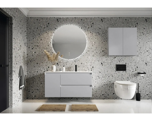 Moderná kúpeľňa s umývadlom, zrkadlom s osvetlením, závesnou skrinkou a toaletou