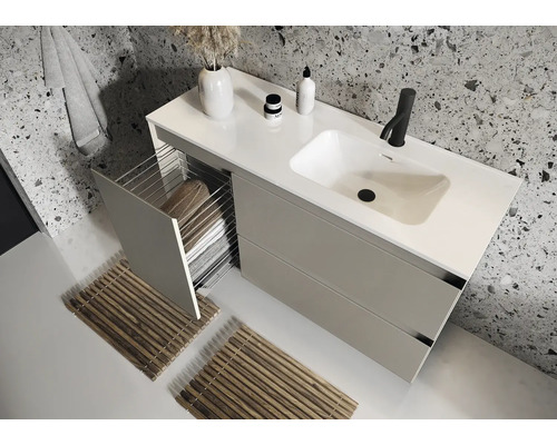 Moderná kúpeľňa s umývadlom, uterákmi a kúpeľňovými predložkami